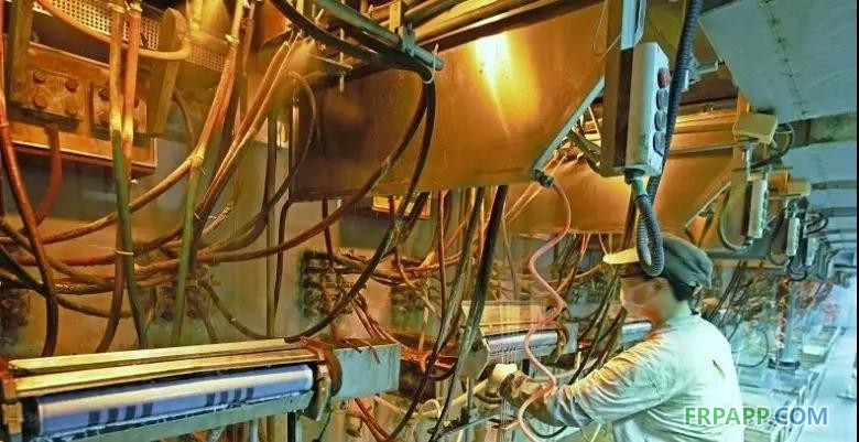 　　近日，由四川富潤(rùn)企業(yè)重組投資有限責(zé)任公司旗下四川省玻纖集團(tuán)有限公司（簡(jiǎn)稱(chēng)“四川玻纖”）自主研發(fā)，自主投資建設(shè)的全球首個(gè)玄武巖連續(xù)纖維池窯中試項(xiàng)目在四川省德陽(yáng)市羅江區(qū)成功點(diǎn)火。該項(xiàng)目總投資9000萬(wàn)元，項(xiàng)目點(diǎn)火運(yùn)行成功后，四川玻纖將成為世界第一家采用池窯方式生產(chǎn)玄武巖纖維的企業(yè)。 　　玄武巖連續(xù)纖維是以天然的火山噴出巖為原料，在1450℃～1500℃熔融后，經(jīng)鉑銠合金漏板高速拉絲而形成的連續(xù)纖維，具有熱傳導(dǎo)系數(shù)低、水泥相容性好、介電系數(shù)高、吸音系數(shù)高、耐溫性佳（-269℃～700℃）、抗氧化、抗輻射、過(guò)濾性好、抗壓縮強(qiáng)度和剪切強(qiáng)度高等特點(diǎn)，廣泛運(yùn)用于國(guó)防軍工、交通運(yùn)輸、車(chē)船制造、電子信息、航空航天等各個(gè)領(lǐng)域，被國(guó)家視為戰(zhàn)略性新興產(chǎn)業(yè)，也被四川列為四大高端新型成長(zhǎng)型產(chǎn)業(yè)之一。 　　近年來(lái)，四川玻纖先后組建13個(gè)實(shí)驗(yàn)室致力于玄武巖纖維研發(fā)，前后攻克玄武巖纖維生產(chǎn)領(lǐng)域數(shù)十個(gè)技術(shù)難題，研發(fā)出一整套池窯生產(chǎn)連續(xù)玄武巖纖維的生產(chǎn)工藝，徹底改變傳統(tǒng)玄武巖纖維生產(chǎn)技術(shù)成本高、產(chǎn)能低、品質(zhì)不穩(wěn)定的問(wèn)題。目前，該公司已申報(bào)發(fā)明專(zhuān)利8項(xiàng)，實(shí)用新型專(zhuān)利8項(xiàng)，企業(yè)專(zhuān)有技術(shù)11項(xiàng)，深加工后續(xù)專(zhuān)利仍在持續(xù)申報(bào)。